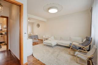 Deze verzorgde en goed onderhouden gezinswoning is gelegen in een rustige, residentiële straat in Strombeek-Bever en combineert ruimte, comfort en een uitstekende bereikbaarheid. Met een bewoonbare oppervlakte van ongeveer 180 m², een garage, private parkeerplaats en een aangename tuin van circa 231 m² vormt deze woning de ideale thuisbasis voor gezinnen of koppels die op zoek zijn naar een rustige woonomgeving vlak bij Brussel.<br /><br />De indeling van het huis ziet er als volgt uit:<br /><br />Gelijkvloers:<br />- Inkomhal<br />- Gastentoilet<br />- Wasruimte/berging<br />- Buiten geniet u van een mooie tuin waar u in alle rust kunt ontspannen<br />- Een inpandige garage met praktische oprit voor extra parkeermogelijkheid<br /><br />Eerste verdieping:<br />- Ruime en lichtrijke leefruimte<br />- Eetkamer<br />- ingerichte keuken<br /><br />Tweede verdieping:<br />- 2 volwaardige slaapkamers (18,90m² en 9,60m²)<br />- Badkamer met bad, lavabo en toilet<br /><br />Derde verdieping:<br />- 2 zolderkamers (12,50m² en 9m²)<br /><br />De EPC-waarde is momenteel een F maar door het toevoegen van isolatie in het dak, kan deze waarde al snel gebracht worden naar een C. Meer info kan u terugvinden in het energetisch renovatierapport.<br /><br />Interesse? Neem contact op met onze makelaar Vicky en ze helpt u graag verder.<br /><br /><br /><br /><br />Dit pand is onderworpen aan de renovatieverplichting van de Vlaamse overheid voor residentiële gebouwen (behoudens bij sloop binnen 5 jaar na de aankoop). Consulteer voor meer informatie de website van het Vlaams Energie- en Klimaatagentschap via https://www.vlaanderen.be/een-woning-kopen/renovatieverplichting-voor-residentiele-gebouwen<br /><br />Bestuursmaatregelen in het maatregelenregister: in aanvraag