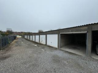 Immo Pické biedt U deze gesloten garagebox(en) aan in een garagecomplex van in totaal 14 garages. Deze garageboxen kunnen afzonderlijk of samen...