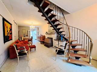 <p><strong>Te renoveren rijwoning met 2 slaapkamers op gunstige ligging nabij de Veemarkt</strong></p>
<p>Deze te renoveren rijwoning biedt een uitstekende opportuniteit voor handige doe-het-zelvers of investeerders die op zoek zijn naar een woning met potentieel op een centrale locatie.</p>
<p>De woning beschikt over twee slaapkamers, een leefruimte, keuken en badkamer die volledig naar eigen smaak en wensen kunnen worden vernieuwd.<br />De zolderverdieping kan je bereiken via een vaste trap. <br /><br />Dankzij de renovatiemogelijkheden kan u deze woning omvormen tot een comfortabele gezinswoning of een interessante investering.<br />Het tuintje kan eenvoudig worden vergroot, na afbraak van achterste gebouwtje.<br /><br />Parkeren in deze buurt is geen probleem met een gratis parking net om de hoek.<br /><br />De elektrische installatie op het 1e verdiep en de zolder werden in 2020 reeds vernieuwd (nieuwe zekeringskast op zolder)</p>
<p><strong>Troeven van deze woning:</strong></p>
<ul>
<li>
<p>Te renoveren rijwoning met veel potentieel</p>
</li>
<li>
<p>2 slaapkamers</p>
</li>
<li>
<p>Goede ligging nabij de Veemarkt</p>
</li>
<li>
<p>Vlotte bereikbaarheid met ligging nabij winkels, openbaar vervoer en invalswegen</p>
</li>
<li>
<p>Voldoende parkeergelegenheid in de directe omgeving</p>
</li>
</ul>
<p>Bent u op zoek naar een woning die u volledig naar eigen hand kan zetten op een centrale en praktische locatie? Dan is dit pand zeker een bezoek waard.<br /><br /><span>Renovatieverplichting residentiële gebouwen binnen de 6 jaar na akte van toepassing.</span></p>