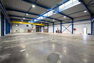 Modern bedrijfsgebouw te huur in Waregem. Het gebouw is uitstekend uitgerust en bestaat uit een magazijn van 725m² en kantoor van 150m² op 10...