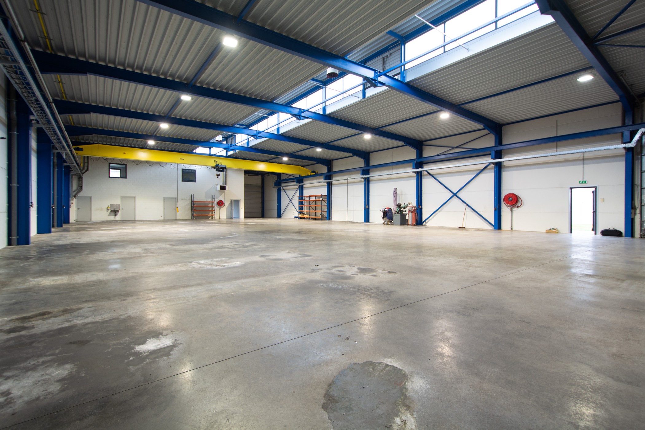 Bedrijfsgebouw met magazijn 725m² en kantoor 150m² vlakbij E17 te Waregem - foto 3