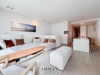 <p>Dit instapklare recent appartement gelegen vlakbij het Rubensplein combineert ruimte, licht en veelzijdigheid op een unieke manier. U komt binnen in een lichtrijke open leefruimte met een moderne, volledig uitgeruste keuken. Aansluitend heeft u directe toegang tot een ruim terras en via een trap tot de privatieve tuin, waar u in alle rust en privacy kan genieten.<br /><br />Op het gelijkvloers bevindt zich bovendien een comfortabele slaapkamer met ensuite badkamer.<br /><br />De benedenverdieping, bereikbaar via een vaste trap, biedt twee ruime polyvalente ruimtes en een aparte badkamer. Verder is er nog een handige extra wasruimte met plaats voor wasmachine en droogkast.<br /><br />Maatregelenregister in aanvraag.<br /><br />Aarzel niet om ons te contacteren voor meer info: tel. : 050 62 44 14 of via knokke@immax.be</p>
