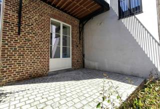 Dit gelijkvloers appartement is uitstekend gelegen in het centrum van Tongeren, tussen de Kloosterstraat en het Museumplein en tussen kwalitatieve geklasseerde gebouwen. <br /><br />INDELING: Prachtige woonkamer met open keuken (voorzien van koelkast met diepvries, oven, microgolf en vaatwasser) en toegang naar een ruim terras, berging/wasplaats, badkamer met inloopdouche en lavabomeubel, 2 slaapkamers.<br /><br />In de kelder een grote, private berging. <br /><br />Extra:<br />x BEN waarden rond 0: zwaar geïsoleerde appartementen met een ZEER laag verbruik<br />x 7 zonnepanelen van 410Wp dus 2870Wp<br />x Verwarming met warmtepomp<br />x Hoogwaardige afwerking<br />x Alle verlichtingsarmaturen zijn inclusief met hoogwaardige Berker schakelaars<br />x Grote kelders/opslagruimtes<br />x Lift in het gebouw voorzien<br /><br />De huurprijs bedraagt 895 euro per maand + 100 euro per maand energiepremie + 50 euro per maand gemeenschappelijke kosten.<br /><br />Contacteer ons kantoor voor info op het nummer 012 23 00 23 of via mail kimberly@immo-leroi.be