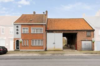 In de Zuidstraat te Ichtegem stellen we u deze te renoveren hoeve voor. Deze eigendom geniet van een centrale ligging en beschikt over een...