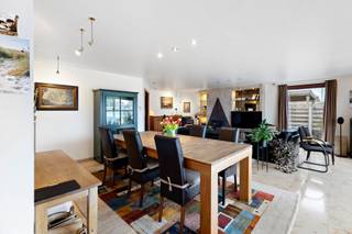 Op een bereikbare en residentiële omgeving te Lissewege bevindt zich deze uitzonderlijk ruime en perfect onderhouden open bebouwing (1997) met een bewoonbare oppervlakte van 270 m² op een prachtig perceel van 998 m². Deze woning combineert volume, comfort en privacy met een warme en tijdloze uitstraling.<br />Via de ruime inkomhal met afzonderlijk gastentoilet komt u in de lichtrijke leefruimte met gezellige open haard en een mooi zicht op de tuin met overdekt zwembad, waar u het hele jaar door in alle rust kan genieten. Aansluitend vindt u een ruime, volledig geïnstalleerde keuken met bijkeuken, een koele berging en een dubbele inpandige garage. Verder is er nog een afzonderlijk bureel/slaapkamer. Een mooie brede trap leidt naar de eerste verdieping met vier volwaardige slaapkamers en een ruime badkamer met douche, ligbad en dubbele wastafel. De woning beschikt bovendien over zonnepanelen en behaalt een gunstig EPC-label B, wat bijdraagt aan energiezuinig en toekomstgericht wonen.<br />Extra bergruimte op zolder (via trapluik) of in de tuinberging (40 m²).<br />Een ideale gezinswoning voor wie ruim, comfortabel en kwalitatief wil wonen op een topligging nabij Brugge en de kust.<br />Interesse?