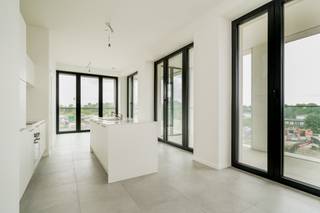 Wonen aan de vernieuwde Scheldekaaien met frontaal zicht op de Schelde. <br /><br />Gelegen op de derde verdieping van een nieuwbouwproject bevindt zich dit één-slaapkamerappartement. Kamerhoge raampartijen en de hoekligging in het gebouw garanderen een overvloed aan licht en uitzonderlijke zichten. <br />Aan de woonkamer bevindt zich een ruim terras met afsluitbaar winterterras. <br />De slaapkamer beschikt over een eigen badkamer.