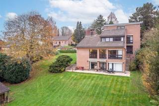 <p><span>Century 21 ImmoNero offers: Excellently located Private practice villa of Kangaroo property of 374m2 on a plot of 1450m2, ideal for the liberal profession (doctor, dentist, accountant, law firm...) within walking distance of the center, schools and public transport and comprising: MAIN HOUSE (Total 263m2) - 5 bedrooms, open plan living /dining room, main kitchen and 2 kitchenettes, office, 1 bathroom, 2 shower rooms, 4 toilets, double garage. OFFICE (Total 102m2): bedroom/ boardroom, living/ open plan office, kitchen, storerooms, shower room and toilet.</span></p>