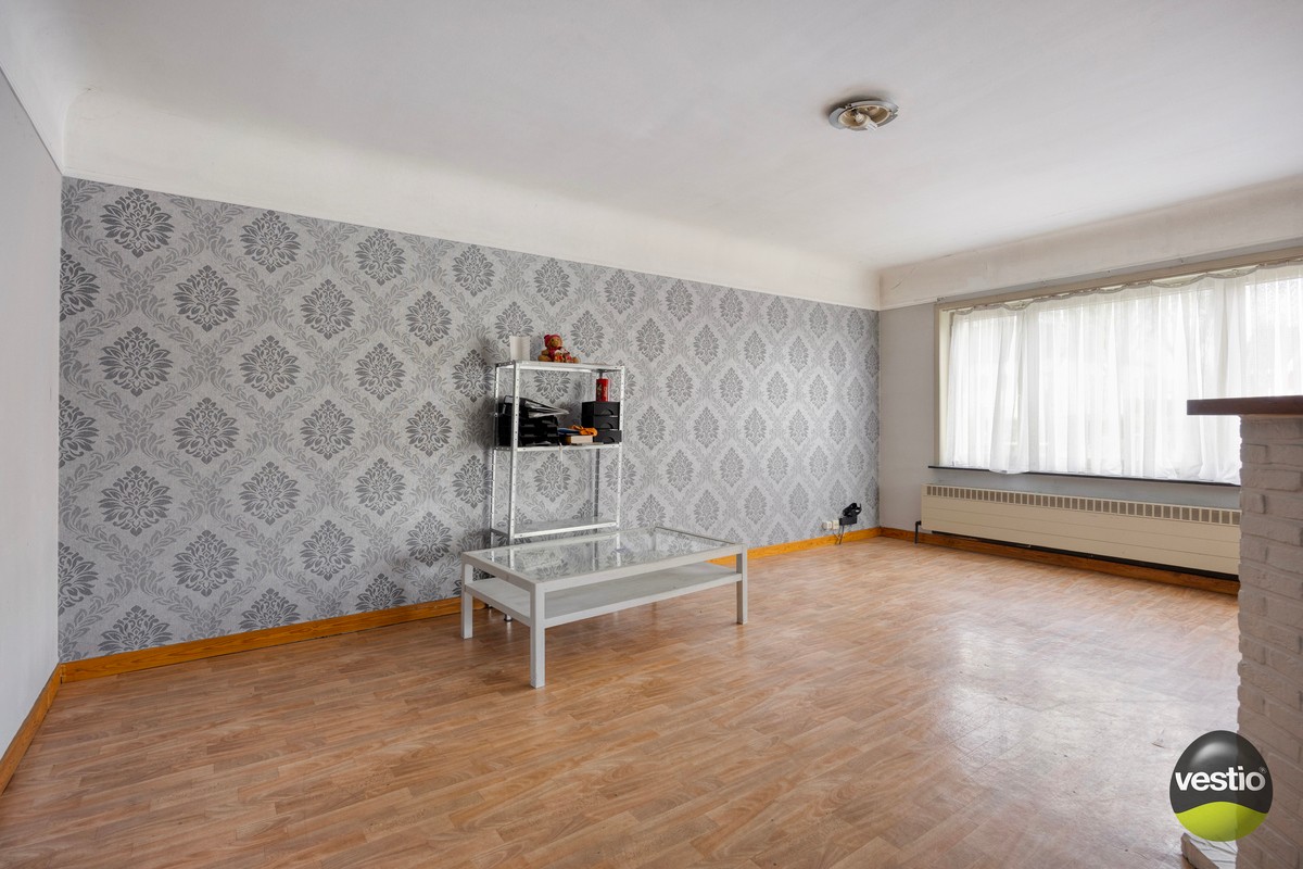 Ruime te renoveren woning met 3 slaapkamers op vlot bereikbare ligging (Genkersteenweg). - foto 4