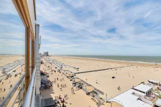 MODERN GERENOVEERD APPARTEMENT OP HET MOOISTE STUKJE VAN DE PROMENADE !Lichtrijke woonkamer met sierhaard en parketvloeren. Open, volledig ingerichte...