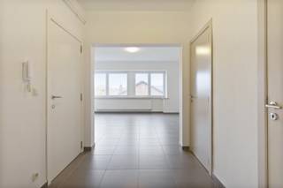 <p><strong><em>Modern ingericht appartement (100 m³ + 5 m² terras) met twee ruime slaapkamers, kelderberging en garagebox gelegen op de 2de verdieping (geen lift). De residentie situeert zich aan de Tiense stadsrand in een standingvolle omgeving, vlakbij de sportvelden "Het Houtemveld".</em></strong></p><p></p><p><em>Heb je interesse en wil jij als eerste de kans grijpen om jouw droomwoning te ontdekken? We trappen onze verkoop af met een </em><strong><em>exclusieve “Avant-Première” op vrijdag 12/06 en zaterdag 13/06</em></strong><em>. Plan nu jouw bezoek via de ‘Plan jouw bezoek’ knop. De richtprijs bedraagt 260.000 euro. De biedingstermijn loopt tot en met 15/06. Bekijk hieronder het Avant-première reglement.</em></p><p></p><p><strong>Indeling:</strong><br />Ruime inkomhal met mogelijkheid voor vestiaire, gastentoilet en berging; aangename leefruimte met veel lichtinval en aansluitend de mooi geïnstalleerde keuken (4 kookplaten op gas, dampkap, oven, koelkast, dubbele lavabo met afdruiprek - aansluiting vaatwas mogelijk).</p><p>Er zijn 2 grote slaapkamers, een comfortabele badkamer (moderne wastafel in meubel en inloopdouche) en een leuk terras (met mooi zicht over groen - sportvelden achteraan het gebouw). Er is eveneens een wasplaats met cv installatie (Vaillant HR+ condenserend) en waterverzachter.</p><p>De kelderberging biedt nog extra opslagruimte.</p><p>Achteraan het gebouw is er ook een garagebox inbegrepen.</p><p></p><p>Het appartement werd in 2013 heel grondig gerenoveerd (keuken, badkamer, vloeren, elektriciteit, ramen, cv-installatie, ...) en ook bijkomend geïsoleerd. Er is dan ook een goede EPC-score: 211 kWh/m²/jaar (label C). Elektriciteit is conform. Het appartement is asbestveilig.<br />Ook parlophone, gordijnen en lichtarmaturen zijn voorzien!</p><p></p><p>Openbaar vervoer (bus) op wandelafstand. Het centrum en station van Tienen zijn makkelijk bereikbaar, idem voor supermarkten. Oprit E40 op 12 min. Sportinfrastructuur "Houtemveld" op wandelafstand.</p>