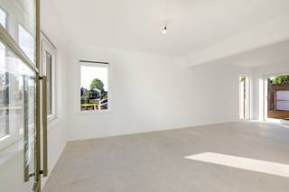 <p><span>Op zoek naar een ruime en instapklare woning met een grote tuin, voldoende parkeergelegenheid en heel wat uitbreidingsmogelijkheden? Dan is deze gerenoveerde halfopen bebouwing in Wichelen absoluut het ontdekken waard.</span></p><p><span> </span></p><p><span>De woning combineert hedendaags wooncomfort met een praktische indeling. Bij het binnenkomen vinden we een aangename inkomhal die toegang geeft tot de ruime leefruimte en de volledig ingerichte keuken. Aansluitend bevindt zich een grote berging/wasplaats, ideaal voor extra opslag en praktisch gebruik.</span></p><p><span> </span></p><p><span>Op de eerste verdieping beschikt de woning over drie volwaardige slaapkamers en een luxueus ingerichte badkamer met ligbad, ruime inloopdouche, toilet en lavabomeubel. Een extra troef is de ruime zolderverdieping, die nog tal van mogelijkheden biedt. Deze kan verder worden ingericht als polyvalente ruimte, hobbykamer of zelfs als twee bijkomende slaapkamers.</span></p><p><span> </span></p><p><span>Buiten geniet de woning van een groot en zonnig perceel van maar liefst 589 m². De ruime zongerichte tuin biedt volop mogelijkheden om te genieten, te ontspannen of gezellig te tafelen met familie en vrienden. Daarnaast beschikt de woning over een aparte garage en een ruime oprit met plaats voor maar liefst drie wagens.</span></p><p><span> </span></p><p><span>Dankzij de verwarming via een warmtepomp is de woning bovendien energiezuinig en klaar voor de toekomst.</span></p><p><span> </span></p><p><span>Een ruime, gerenoveerde gezinswoning met 3 slaapkamers, een grote zolder, zonnige tuin, garage en uitstekende parkeermogelijkheden. Een woning met veel comfort én nog heel wat potentieel, gelegen in een aangename omgeving te Wichelen.</span></p><p><span> </span></p><p><span>Voor meer informatie of een bezoek contacteert u Timothy van Immo Zone op 0474/ 41. 28. 40.</span></p><p><span> </span></p>