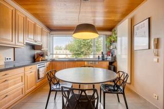 Het handelspand (228m²): Een lichtrijke winkelruimte met grote etalage, volledig gerenoveerd in 2017. Ideaal voor retail, een vrij beroep...