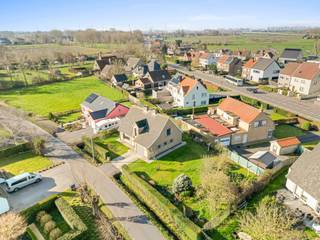 Deze te renoveren woning bevindt zich in de Kleine Molenstraat 4, op een rustige locatie vlakbij het centrum van Dudzele en omgeven door groen. Dankzij de aangename ligging geniet je hier van zowel rust als een vlotte bereikbaarheid.

Op het gelijkvloers vindt je een leefruimte en een aparte, ruime keuken. Deze ruimtes kunnen samengevoegd worden om één grote, open leefruimte te creëren. Verder beschikt de woning over een garage en een extra ruimte tussen de garage en keuken, ideaal in te richten als bijkeuken of praktische berging.

Op de verdieping bevinden zich twee ruime slaapkamers, een badkamer en een bergruimte. Via deze bergruimte heeft u toegang tot de zolder, die nog volledig naar eigen wensen kan worden ingevuld.

De woning staat op een mooi en ruim perceel, wat tal van mogelijkheden biedt voor tuinliefhebbers of wie extra buitenruimte weet te waarderen.

Op zoek naar een woning met veel potentieel op een rustige en groene ligging? Contacteer Jens voor een bezoek via 0496 41 55 77 of jens@keyimmo.be
