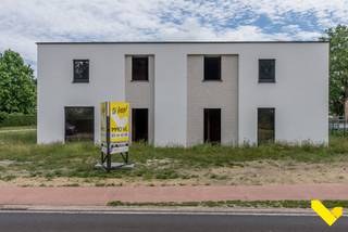 <p><strong>Moderne BEN-woning met 3 slaapkamers</strong></p>
<p>Deze woningen worden instapklaar opgeleverd. U kan de woning nog volledig afwerken naar eigen wensen conform het lastenboek. Inclusief de verkoopprijs zijn budgetten voorzien voor de keuken, badkamer, vloeren en binnendeuren.</p>
<p><strong>Algemene info:<br /></strong>- Bewoonbare oppervlakte van 177 m²<br />- E-peil 10 of lager<br />- Lucht-waterwarmtepomp<br />- Ventilatiesysteem type D<br />- Zonnepanelen<br />- Regenwaterrecuperatie van 7.500 liter (aangesloten op beide toiletten, wasmachine en buitenkraan)</p>
<p><strong>Indeling van de woning:<br /></strong>- Inkomhal met gastentoilet<br />- Lichtrijke leefruimte met open keuken<br />- Berging met aansluiting voor wasmachine<br />- Drie ruime slaapkamers (masterbedroom met ensuite dressing)<br />- Ruime badkamer (bad, douche, dubbele wastafel)</p>
<p>Dankzij de centrale ligging in het rustige Engsbergen is het centrum van Tessenderlo-Ham, Diest & Laakdal vlot bereikbaar, evenals de bossen van Gerhagen en de abdij van Averbode.</p>
<p><strong>Prijsinformatie:<br /></strong>De geadverteerde prijs is <strong>exclusief btw en kosten. </strong>De geadverteerde prijs <strong>inclusief 21% btw, </strong>registratierechten op het grondaandeel en aansluitingskosten maar <strong>exclusief</strong> notariskosten bedraagt <strong>499.890 euro</strong>.</p>
<p>Heeft u interesse? Maak dan snel uw afspraak via 013 66 62 08 of via info@immovl.be.</p>