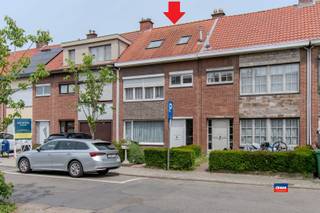 <p><span>HOBOKEN | GUNSTIG GELEGEN GEZINSWONING MET DRIE SLAAPKAMERS, ZOLDERKAMER EN TUIN OP EEN TOTALE GRONDOPPERVLAKTE VAN 168m² | EPC C |</span></p><p><span>Indeling als volgt: gelijkvloers: voortuin - inkomhal/traphal - toilet - wasplaats/bergplaats - leefruimte - open, volledig geïnstalleerde keuken - tuin.</span></p><p><span>Eerste verdieping: traphal - slaapkamer1 - slaapkamer2 - kinderkamer of bureau - badkamer met douche. </span></p><p><span>Tweede verdieping: zolderkamer te bereiken via vaste trap.</span></p><p><span>Droge kelder. Solide betonconstructie. Elektrische installatie conform het AREI en asbestveilig.</span></p><p><span>Deze woning is gunstig gelegen in een doodlopende straat in een aangename woonwijk.</span></p><p><span>Openbaar vervoer, scholen, winkels, openbaar zwembad en park Sorghvliedt liggen in de onmiddellijke omgeving. </span></p><p><span> </span></p>