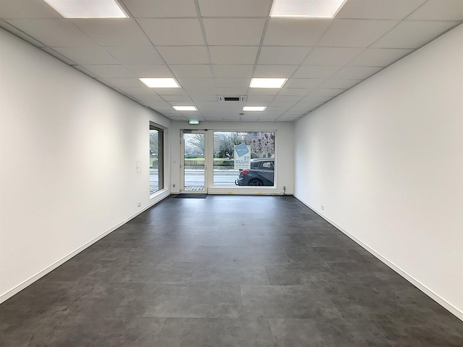 Gerenoveerde handelsruimte (kantoor) met kelder in Gent. - foto 1