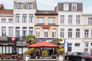 Dit uitstekend gelegen handelshuis bevindt zich op een absolute toplocatie, vlakbij het station van Berchem, met een constante passage en...