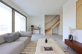 <p>Mooie duplex woning beschikt op de eerste verdieping over een ruime leefruimte met keuken, aansluitende berging, apart toilet en een ruim terras. Op de 2e verdieping bevinden zich 3 slaapkamers, badkamer met douche, dubbele lavabo en apart toilet. <br />De verwarming wordt voorzien met een geothermische warmtepomp op zonnepanelen waardoor de stookkosten aanzienlijk lager liggen dan bij een gasketel. Het appartement voldoet aan de zuinigste energienormen om met deze dure energieprijzen te genieten van en betaalbaar wooncomfort.<br /><br />Het project "Rubenspark" is gelegen op de Mechelsesteenweg te Blaasveld, kort bij het centrum en op wandelafstand van een kleuter- en lagere school, en van verschillende winkelketens zoals Delhaize en Okay. Er is een vlotte bereikbaarheid via de A12 en de E19. <br />Aan de zijde van de Mechelsesteenweg komt een mooi, hedendaags gebouw met 19 appartementen over 4 verdiepingen. Met een ruime keuze tussen 1,2 en 3 slaapkamer-appartementen. Alle terrassen kijken uit op het groene en rustige binnen gebied aan de achterzijde.<br />Achter de appartementen in de groene binnentuin creëren we 12 wooneenheden genoemd stapelwoningen.<br />De gelijkvloerse 2 slaapkamer woningen zijn voorzien van een privatieve tuin en terras en de appartementen zijn allemaal voorzien van een ruim terras. Het project beschikt over een ondergrondse keldergarage en mooie gemeenschappelijke tuinen.<br />In dit groene kader, zal dit project vooral de focus leggen op hedendaagse architectuur en uitgedachte buitenaanleg om een bijzondere woongelegenheid te creëren.</p>