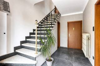 Gerenoveerde woning met 3 kamers, garage en gezellige tuin! Indeling gelijkvloers: inkomhal, apart toilet, woonkamer met eetplaats, keuken en berging/ wasplaats. Op de 1ste verdieping: nachthal, 3 slaapkamers en badkamer met ligbad en lavabo. Kelder en grote bergzolder aanwezig (mogelijkheid tot creëren extra kamers). Gezellige tuin (zuidoost georiënteerd) met grote garage. Centraal gelegen, op wandelafstand van openbaar vervoer, winkels, scholen en centrum Tremelo.