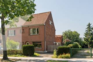 <h3>Bent u op zoek naar <u><strong>een instapklare woning met karakter,</strong></u> ruimte en een gezellige uitstraling? Dan is deze charmante halfopen bebouwing in het rustige en groene Lembeke zeker een bezoek waard.</h3>

<p>Deze gezellige woning combineert hedendaags comfort met een warme, huiselijke sfeer. U beschikt over <strong>3 ruime slaapkamers</strong>, met de mogelijkheid om eenvoudig een <strong>4de slaapkamer</strong> te creëren, ideaal voor grotere gezinnen, een thuisbureau of hobbyruimte.</p>

<p>De lichtrijke leefruimtes stralen gezelligheid uit en vormen het perfecte decor voor aangename momenten met familie en vrienden. Dankzij de renovaties geniet u van een woning die meteen bewoonbaar is, zonder grote werken.</p>

<p>Buiten wacht een aangename <strong>tuin</strong>, een <strong>garage </strong>en <strong>staanplaatsen.</strong></p>

<p><strong>Troeven van deze woning:</strong></p>

<ul><li>Halfopen bebouwing op een aantrekkelijke ligging</li><li>Gerenoveerd en instapklaar</li><li>3 slaapkamers (mogelijkheid tot 4 slaapkamers)</li><li>Gezellige en lichtrijke leefruimtes</li><li>Charmante uitstraling met veel karakter</li><li>Aangename tuin</li><li>Garage aanwezig</li></ul>

<p>Een warme thuis waar charme, comfort en ruimte hand in hand gaan. Ontdek zelf de unieke sfeer van deze woonst. Maak vandaag nog een afspraak voor een bezoek.</p>
<br />