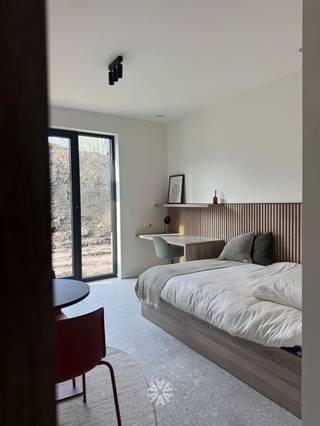 <p><span>THE ROOT </span></p><p><span> </span></p><p><span>LE LOGEMENT ÉTUDIANT RÉINVENTÉ PAR MM ESTATE GROUP</span></p><p><span>Vente à l'unité.</span></p><p><span> </span></p><p><span>93 chambres d'étudiants haut de gamme dans un cadre particulièrement verdoyant à Gand.</span></p><p><span> </span></p><p><span>PRINCIPAUX ATOUTS :</span></p><p><span>- Emplacement de choix dans un cadre verdoyant à proximité du centre-ville de Gand</span></p><p><span>- Finitions haut de gamme</span></p><p><span>- Entièrement prêt à emménager, y compris les aménagements sur mesure !</span></p><p><span>- Vente à l'unité</span></p><p><span> </span></p><p><span>Quel bonheur de vivre dans un cadre verdoyant tout en ayant l'animation du centre-ville de Gand à portée de main ! Ces chambres d'étudiants ont été aménagées avec le plus grand soin et offrent une expérience de vie unique. Pour les investisseurs, il s'agit d'un ajout solide et de grande valeur à leur portefeuille. </span></p><p><span> </span></p><p><span>FORMULES</span></p><p><span>Différentes tailles de chambres d'étudiants sont disponibles. Notre équipe se fera un plaisir de prendre le temps de vous présenter les différentes possibilités d'investissement. </span></p><p><span> </span></p><p><span>- BASIC (12 m² - 13 m²) - Chambre équipée d'un lavabo, avec accès à une salle de bains et une cuisine communes. À partir de 162 500 euros</span></p><p><span>- CONFORT (15 m²) - Chambres équipées d'une salle d'eau privative (douche, lavabo, WC), avec accès à une cuisine commune. À partir de 165 000 euros </span></p><p><span>- STUDIO SPACIEUX (21 m² - 35 m²) - Studio spacieux équipé d’une kitchenette (avec plaque de cuisson) et de sanitaires privés. À partir de 225 000 euros </span></p><p><span> </span></p><p><span>UNIQUE EN SON GENRE</span></p><p><span>93 magnifiques chambres d'étudiants, situées dans un cadre serein et verdoyant, au cœur animé de Gand. Il ne s'agit pas simplement d'un projet d'investissement, mais d'une occasion rare de faire partie de quelque chose d'exceptionnel. </span></p><p><span>Chaque logement est à vendre, ce qui vous offre la liberté d’investir exactement comme vous le souhaitez. De l’architecture moderne aux matériaux haut de gamme, tout a été soigné dans les moindres détails. </span></p><p><span>Des chambres d'étudiants de différentes tailles sont disponibles. Notre équipe se fera un plaisir de prendre le temps de vous présenter les différentes possibilités d'investissement.</span></p><p><span> </span></p><p><span> </span></p><p><span>L'EMPLACEMENT IDÉAL</span></p><p><span>Distance jusqu'au campus</span></p><p><span>- HOGENT – Campus Vesalius – 900 m</span></p><p><span>- UGent – Campus Sterre – 1,6 km</span></p><p><span>- UGent – Campus Heymans – 2,4 km</span></p><p><span>- HOGENT – Campus Schoonmeersen – 3,1 km </span></p><p><span> </span></p><p><span>WE CARE</span></p><p><span>Un gestionnaire sera désigné pour servir de point de contact central pour les étudiants, les propriétaires et le quartier. </span></p><p><span>Ce gestionnaire jouera un rôle crucial dans la promotion d’un cadre de vie harmonieux en défendant à la fois les intérêts des locataires et ceux des propriétaires. </span></p><p><span>Il sera chargé de la mise en location des chambres, des états des lieux, ainsi que de la perception et du versement des loyers. </span></p><p><span>En bref, une prise en charge complète pour toutes les parties concernées, garantissant ainsi une expérience de location efficace et sans souci.</span></p><p><span> </span></p><p><span> </span></p><p><span>TARIFS</span></p><p><span>- TARIF DE BASE À partir de 162 500 euros, hors frais</span></p><p><span> </span></p><p><span>Contactez dès maintenant l'agence immobilière Axel Lenaerts à l'adresse <span>gent@axellenaerts.be</span></span><span> ou</span><span>au</span><span> 09 245 24 24 et profitez de cette offre exceptionnelle !</span></p><p><span> </span></p>