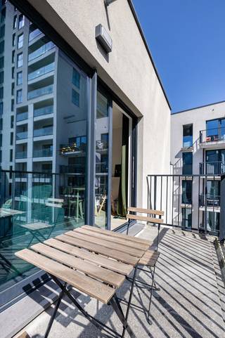 BRUXELLES, limite Etterbeek, quartier CEE, magnifique appartement ± 85m² en bon état général dans un immeuble de 2014. Hall d'entrée avec vestiaire et porte blindée, living avec terrasse ± 7m², cuisine USA super équipée, 2 chambres à coucher, salle de bains, salle de douche, buanderie et WC. Cave (-2.20). Local vélos, local poussettes, double vitrage, double flux, porte blindée, thermostat. Actuellement loué 1.350€/mois - Bail 3 ans du 1/11/2025. Charges : ± 100€/mois (communs, syndic, assurance, entretien). Electricité conforme. PEB : B. Mesures données à titre indicatif