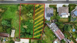<h2>3 bouwgronden te koop in Deerlijk</h2>
<p>Op zoek naar de ideale bouwgrond voor jouw toekomstige woning? In Deerlijk bieden wij drie mooi gelegen, reeds verkavelde bouwgronden aan voor zowel halfopen als open bebouwing.</p>
<h3> </h3>
<h3><u>Beschikbaar</u></h3>
<h3>Open bebouwing</h3>
<ul><li>Bouwgrond 1 (kavel 1a): 828 m² – €199.000</li></ul>
<p>Halfopen bebouwing</p>
<ul><li>Bouwgrond 2 (kavel 2a): 670 m² – €175.000</li><li>Bouwgrond 3 (kavel 3a): 661 m² – €172.500</li></ul>
<p>Bouwvoorschriften : 20 meter diep voor het gelijkvloers, 12m diep voor de verdieping, , zijkavelgrens 3 m , afstand tot de rooilijn 6m, bijgebouw van 40m2 mogelijk</p>
<h3> </h3>
<h3>Troeven</h3>
<p>-Reeds verkaveld en bouwklaar</p>
<p>-Centrale ligging nabij winkels, scholen en de E17</p>
<p>-Ruime bouwmogelijkheden</p>
<p>-Ideale combinatie van bereikbaarheid en rustig wonen</p>
<p> </p>
<p>De bouwvoorschriften zijn verkrijgbaar op ons kantoor.</p>
<p>Interesse of wens je meer informatie? Neem gerust contact op met Sofie Bossuyt via 0474 222 182.</p>