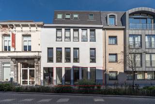 <p><strong>Ruim casco handelspand in het centrum van Turnhout!<br /><br />Omschrijving:<br /></strong>Dit ruime casco handelspand, gelegen in het centrum van Turnhout, biedt tal van mogelijkheden voor verschillende doeleinden.</p>
<p>daarnaast zijn er 3 aparte ruimtes voorzien die ingericht kunnen worden als bijvoorbeeld berging, toilet en keuken.</p>
<p>Dankzij de ruime, open indeling kan het pand ingericht worden als kantoor, praktijkruimte, handelszaak of andere professionele invulling. De casco staat biedt hierbij de mogelijkheid om de inrichting en afwerking volledig af te stemmen op uw eigen behoeften en concept.</p>
<p>Een bijzondere troef is de patio, die zorgt voor een aangename buitenruimte en extra natuurlijke lichtinval. Hierdoor ontstaat een open en lichtrijke sfeer, wat het pand bijzonder geschikt maakt voor zowel klanten als medewerkers.</p>
<p><strong>Algemeen:</strong><br />- Centrale ligging in het centrum van Turnhout.<br />- Ruim casco pand met flexibele indelingsmogelijkheden.<br />- Geschikt voor kantoor, praktijk, handel of andere professionele doeleinden.<br />- Patio met mogelijkheid tot aangename buitenruimte.<br />- Volledig naar eigen smaak en behoeften in te richten.<br />- Verkoop onder registratierechten</p>