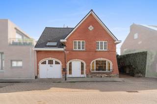 <p><u><strong>Te koop:</strong></u> halfopen woning in het centrum van Nossegem, op korte afstand van het treinstation en scholen.<br /><br />Deze woning uit 1963 biedt een comfortabele indeling en een rustige ligging in de woonkern van Nossegem. Dankzij het EPC-label D is er geen renovatieverplichting, wat u meteen zekerheid geeft. De ligging nabij het treinstation Nossegem maakt woon-werkverkeer eenvoudig, terwijl u toch geniet van de rust van het centrum.<br /><br /><u><strong>Belangrijkste ruimtes:</strong></u><br />• Ruime woonkamer (37,9 m²) met veel lichtinval<br />• Eetkamer (14,9 m²) aansluitend op de keuken (5,6 m²)<br />• Veranda (16,2 m²) met zicht op de tuin<br />• Vier slaapkamers (17,3 m²; 13,5 m²; 12,8 m²; 7,8 m²)<br />• Twee badkamers (4,0 m² en 5,5 m²)<br />• Zolder: mogelijkheid tot indeling in twee extra slaapkamers<br />• Inpandige garage/berging (21,3 m²) en garage in tuin (36,0 m²)<br />• Volledig onderkelderd: kelder (50,0 m²) handig voor extra opslag<br /><br /><u><strong>Troeven:</strong></u><br />• EPC-label D: geen renovatieverplichting<br />• Nabij treinstation Nossegem<br />• Rustige ligging in het centrum<br /><br />Meer informatie of een bezoek met Nicolas Geeraerts? Contacteer ons via +3223351115<br />JOUW DROOMHUIS. ZO GEVONDEN!</p>