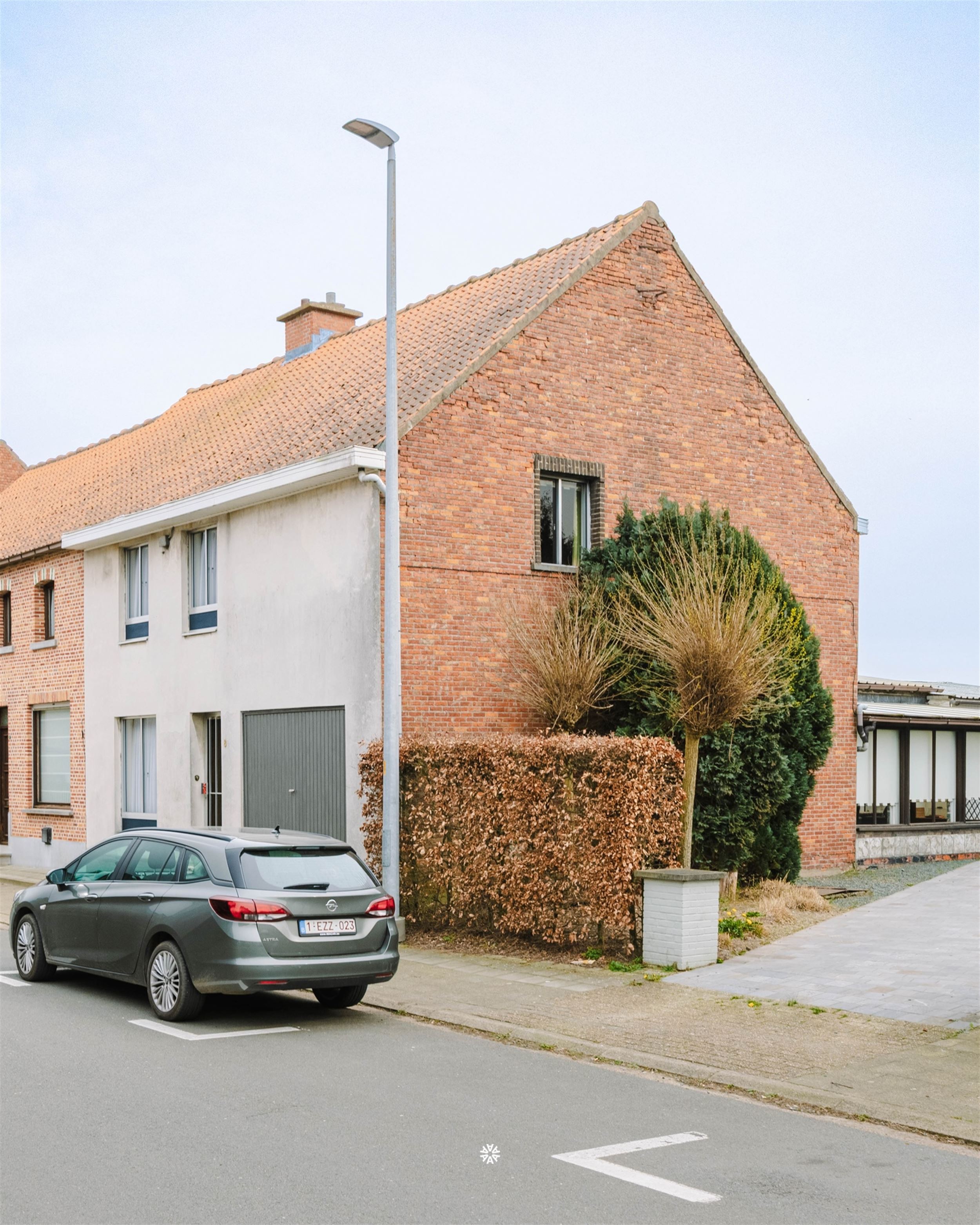 Charmante renovatiewoning met garage en tuin te Kemzeke. - foto 2