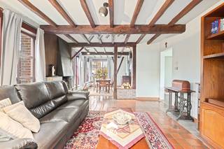 Deze ruime gezinswoning aan de rand van Peer centrum biedt alle ingrediënten voor comfortabel wonen, met winkels, scholen en natuur op...