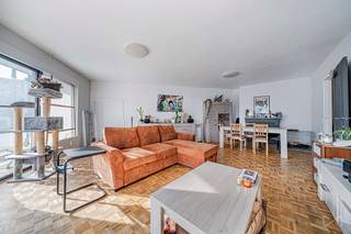 Information and viewings: anastasia.seider@weinvest.be<br />| 02 315 77 22 |<br /><br />We Invest is pleased to present this three-bedroom apartment, located on the 3rd floor.<br /><br />With a surface area of 105 m², it is situated in a quiet street while benefiting from a strategic location in immediate proximity to all amenities. The apartment stands out for its generous volumes and beautiful natural light.<br /><br />Located on the 3rd floor of a well-maintained 7-storey building and harmoniously laid out, it features three comfortable bedrooms, two bathrooms, and a spacious, bright living room ensuring a pleasant living environment on a daily basis.<br />Its main asset lies in its two large, ideally oriented outdoor spaces, allowing you to fully enjoy natural light throughout the day.<br /><br />The apartment is in good overall condition, fitted with PVC double-glazed windows and benefits from an excellent EPC rating.<br />EPC C+ – 107 kWh/(m².year) – CO₂: 27 kg/(m².year).<br /><br />A cellar completes the property.<br /><br />The well-managed co-ownership includes a new cogeneration boiler, a secure bicycle storage room, and a waste disposal room.<br />An ideal property for a family or as an investment combining comfort, space, and brightness.<br />Ready to welcome its new owners.<br /><br />Information and viewings: anastasia.seider@weinvest.be<br /> | 02 315 77 22