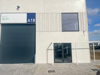 <p><strong>🏭 Nieuwe KMO-unit — 198 m² — Marche-en-Famenne</strong></p>
<p>📍 Green Business Park, as Namen–Bastenaken, rechtstreekse toegang N4<br />📏 198 m² casco | 8 m vrije hoogte<br />🚪 Sectionaalpoort + apart voetgangersingang<br />🚗 3 privatieve parkeerplaatsen incl. (6.000 €/plaats)<br />💰 252.450 € (excl. kosten)</p>
<p>✅ Opslag, logistiek, productie, distributie, diensten<br />🌱 Duurzaam park: hernieuwbare energie, LED-verlichting, 5 ha groen</p>
<p>📞 Plannen, lastenboek of bezoek? Neem contact op!</p>
