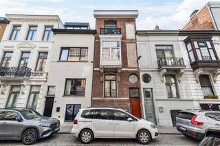<p><span>Te renoveren woning op gegeerde locatie</span></p><p><span> </span></p><p><span>OMGEVING</span></p><p><span>Gelegen in de gegeerde Sint-Hubertusstraat te Berchem bevindt zich deze karaktervolle woning met bijzonder veel potentieel. De straat staat bekend om haar charmante gevels en aangename woonomgeving, op een steenworp van winkels, scholen, openbaar vervoer en belangrijke invalswegen. Hier geniet u van een rustige woonstraat met tegelijk alle stedelijke voorzieningen binnen handbereik. Een top ligging voor wie comfortabel en centraal wil wonen in een levendige maar residentiële buurt.</span></p><p><span> </span></p><p><span>INDELING</span></p><p><span>De woning is momenteel opgedeeld in drie studio's, maar dient teruggebracht te worden naar haar oorspronkelijke bestemming als eengezinswoning. Dankzij de ruime structuur en de aanwezigheid van drie volwaardige verdiepingen, aangevuld met een souterrain, biedt dit pand een uitzonderlijke basis voor een prachtige renovatie.</span></p><p><span> </span></p><p><span>Na renovatie kan hier een royale gezinswoning ontstaan met tal van mogelijkheden qua indeling: lichtrijke leefruimtes, meerdere slaapkamers en badkamers en een comfortabele indeling. De authentieke structuur vormt de ideale canvas voor wie een woning volledig naar eigen smaak en noden wil creëren.</span></p><p><span> </span></p><p><span>BIJZONDERHEDEN</span></p><p><span>- Te renoveren woning met enorm potentieel</span></p><p><span>- Top locatie</span></p><p><span>- Elektriciteit conform</span></p><p><span>- Dak in goede staat en reeds geïsoleerd </span></p><p><span> </span></p>