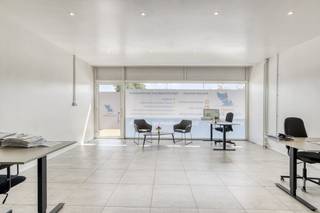 Dit pand van circa 75 m² is vorig jaar (2024) volledig vernieuwd, inclusief een gloednieuwe elektriciteitsinstallatie. U kunt direct aan de...