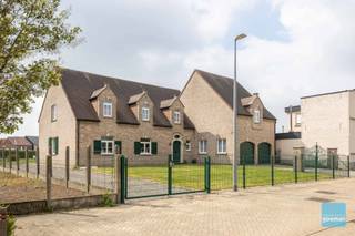 Deze open bebouwing ligt in een rustige straat en op een terrein van net geen 17 are.<br />Deze villa biedt maar liefst 403 m² bewoonbare oppervlakte, heeft een zeer goede indeling en is bovendien voorzien van alle comfort.<br />Gelijkvloers bieden alle leefruimtes, zowel woonkamer als keuken een mooi zicht op de tuin. Er is een grote, dubbele garage met wasplaats. <br />Tevens is er nog een slaapkamer, badkamer, bureau en apart toilet.<br />Op de bovenverdieping vind je 2 grote slaapkamers, apart toilet, een nog niet afgewerkte badkamer en een zolderruimte, die mogelijkheid biedt tot 2 extra slaapkamers.<br />Vernieuwde hoogrendementsketel is een extra troef.<br />Kortom alles wat u van uw ideale gezinswoning verwacht.<br />Graag een bezoekje? <br />Bellen naar 052/52.80.30 of mailen naar info@goemanvastgoed.be