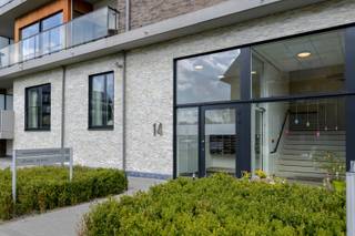 <h3> </h3>
Op de 2e verdieping in de splinternieuwe Residentie "Keizershof", bevindt zich dit knap nieuwbouwappartement. Residentie Keizerhof ligt in een zalig groene omgeving die u onmiddellijk tot rust brengt. Het stadscentrum van Oudenaarde ligt op wandelafstand! Deze goed onderhouden assistentieflat biedt een aangename en gezellige woonomgeving! Bovendien is deze eigendom een uitstekende investering voor een vastgoedbelegger. Er dient voor de aankoop van dit nieuwbouwappartement ook geen 21% BTW betaald te worden, maar slechts 12%! De residentie is voorzien voor zorgbehoevenden, maar ook voor wie nog zelfstandig woont! Er is een restaurant voorzien, welness, fitness, ... Kortom: alles wat u zoekt op 1 en dezelfde plek! <br /><br />Het appartement bestaat uit een inkomhal, lichtrijke woonkamer met terras, open keuken, ingerichte badkamer en slaapkamer. <br /><br />Adres : Remparden 14 bus 306-9700 Oudenaarde