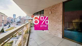 <span><span><strong>Geniet van 6% btw, ook interessant voor investeerders! Informeer naar de voorwaarden.</strong><br /><br />De Bonnefant, Wonen in het midden van de stad en toch omgeven door groen. Een iconisch gebouw op een centrale en culturele locatie waar er ruimte is voor luxe, een onvergetelijke woonervaring of zorgeloos wonen in een assistentiewoning. <br /><br />Tussen de gebouwen van De Bonnefant is een <strong>groene doorsteek</strong> gecreëerd die de Demerstraat rechtstreeks verbindt met het begijnhof. Gezellig vertoeven in één van de twee gemeenschappelijke binnentuinen of liever een barbecue met de buren? Bovendien hebben de terrassen geïntegreerde plantenbakken die zijn uitgerust met een automatisch beregeningssysteem. Een extra groene beleving is verzekerd.<br /><br />Het bestaande RTT-gebouw is volledig gerenoveerd met het behoud van de Hasseltse authenticiteit en verder uitgebreid met energiezuinige nieuwbouw. Parkeren in het centrum is geen evidentie maar toekomstige bewoners van De Bonnefant kunnen parkeren in de ruime ondergrondse parkeerplaats. Je kan ook je fiets kwijt in de fietsenstalling. <br /><br /></span></span>
<p><strong>APPARTEMENT B1 AS 04</strong> - Verdiep 1</p>
<span><span>- bewoonbare oppervlakte: 71,51 m²<br />- oppervlakte terras: 20,20 m²<br />- leefruimte met open keuken <br />- ruim terras zijde Bonnefantenstraat<br />- 1 ruime slaapkamer met ensuite-badkamer<br />- berging<br />- ideale investeringsopbrengst<br /><br /></span></span>
<p>GENIET VAN <strong>6% btw</strong> (onder voorwaarden). Vermelde prijs is exclusief ondergrondse parkeerplaats en exclusief registratie, btw en notariskosten. Alle appartementen werden volledig afgewerkt en zijn <strong>onmiddellijk bewoonbaar</strong>. Contacteer ons voor een bezoek ter plaatse. Wij ontzorgen je ook voor <strong>de verkoop</strong> van <strong>je huidige woning</strong>! Voor meer uitleg helpen we je graag verder.</p>