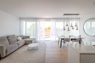 Prachtig penthouse in Residentie De Spie nabij het centrum van Wingene. Zeer centraal gelegen, toch vlot bereikbaar.Het appartement heeft volgende...