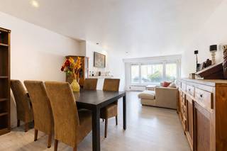 Bezoek dit pand zaterdag 14 maart tussen 09u30 en 10u30 zonder afspraak op de One Open Huizen Dag. <br /><br />Bent u op zoek naar een gelijkvloers appartement (90m²) met 1 slaapkamer en tuin? Dan stellen wij graag deze unieke kans aan u voor!<br />Indeling:<br />U komt binnen in de centrale hal met vooraan de woonkamer. Achteraan is de ingerichte keuken met toegang tot de leuke veranda. Verder is er één slaapkamer en de badkamer met douche en lavabo. Er is een apart toilet. De tuin is bereikbaar via de veranda en heeft nog een deel terras.<br />Ligging:<br />Uiterst centrale ligging nabij winkel, scholen, horeca, openbaar vervoer,... Op een boogscheut van de Bremweide en Rivierenhofpark. Kortom alles in de nabijheid!<br />Pluspunten:<br />- Gelijkvloers met tuin<br />- Centrale ligging<br />- Overal dubbele beglazing<br />- Dakisolatie<br />- Privatieve kelderberging<br />Voor meer informatie of een bezichtiging kan u One vastgoed steeds bereiken op volgend nummer 03 360 85 30.