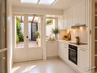 <p><strong>Karaktervolle stadswoning met historische allure, verrassend veel ruimte en toekomstpotentieel</strong><br /><br />Waar het stadsleven en geschiedenis elkaar ontmoeten. Sommige woningen vallen niet op door hun leeftijd, maar door hun cachet.<br /><br />Stel u voor…</p><p>U wordt wakker, opent het raam op de eerste verdieping en ziet de stad langzaam ontwaken. Vanuit de woning wandelt u moeiteloos naar een koffiebar, de Grote Markt en de gezellige terrassen die het historisch centrum van Turnhout zo levendig maken. Winkels, scholen, openbaar vervoer en tal van voorzieningen bevinden zich letterlijk om de hoek. Hier woont u midden in het bruisende stadsweefsel van Turnhout, waar de levendigheid van vandaag harmonieus samenvloeit met de ziel van weleer.<br /><br /><strong>Ruimte met een ziel</strong><br />Achter de statige gevel ontvouwt zich een verrassend ruime stadswoning van ongeveer 165 m², waar de vormentaal van de negentiende eeuw en hedendaags wooncomfort elkaar op een vanzelfsprekende manier omarmen.<br />De royale leefruimte vormt het kloppend hart van de woning. Daarnaast beschikt u over een aparte bureelruimte op het gelijkvloers, een vernieuwde badkamer, een recente verwarmingsketel en een recente boiler.<br /><br />Op de verdiepingen bevinden zich vijf volwaardige slaapkamers. De zolder biedt bovendien alle potentie om een zesde slaapkamer, atelier, bibliotheek of thuiskantoor te realiseren.<br />Een woning met grandeur in haar volumes en de flexibiliteit om mee te groeien met de bewoners van vandaag én morgen.<br /><br /><strong>Authenticiteit die u niet kunt nabouwen</strong><br />Wat deze woning werkelijk onderscheidt, is haar eigenheid. De harmonieuze proporties, de voelbare ambachtelijkheid en de subtiele patina vertellen het verhaal van een tijd waarin bouwen synoniem stond voor duurzaamheid, verfijning en vakmanschap. Dat verleden laat zich vandaag nog steeds aflezen in de uitstraling van de woning. Het is precies die ingetogen noblesse die deze woning een karakter geeft dat zich niet laat reproduceren. Geen vluchtige architectuur, maar een thuis met een blijvende gravitas, gevormd door tijd, geschiedenis en generaties die hier hun leven hebben opgebouwd.<br /><br />Tegelijk vormt die authentieke basis het ideale vertrekpunt om de woning verder te verfijnen en haar klaar te maken voor een nieuwe generatie, zonder haar identiteit uit het oog te verliezen. De woning draagt bovendien een bijzonder hoofdstuk uit de geschiedenis van Turnhout met zich mee. Volgens de overlevering uit de buurt deed de doorgang vóór het jaar 1900 dienst als verbinding met een achtergelegen sigarenfabriek. Via deze doorgang vervoerden paard en kar dagelijks tabak, grondstoffen en afgewerkte producten. Zo maakte de woning deel uit van een periode waarin Turnhout uitgroeide tot een belangrijke centra van de Belgische sigarenindustrie.<br /><br />Hoewel de bedrijvigheid al lang verdwenen is, blijft die historische gelaagdheid vandaag voelbaar. Niet als een stilstaand verleden, maar als een tastbare herinnering die deze woning haar distinctie, karakter en een bijna tijdloze allure verleent.<br /><br /><strong>Klaar voor een nieuw hoofdstuk</strong><br />De woning beschikt momenteel over een EPC-label E. Binnen de wettelijke termijn dient de woning te worden gerenoveerd naar minimaal EPC-label D. Die renovatie vormt tegelijk een mooie opportuniteit om het historische karakter te bewaren en het wooncomfort verder te verheffen naar de normen van vandaag.<br /><br />Volgens het EPC-verslag kan de grootste energiewinst onder meer worden behaald door:<br /><br />- isolatie van dak en plafond;<br />- hoogrendementsbeglazing;<br />- verbetering van de ventilatie;<br />- optimalisatie van de verwarmingsinstallatie;<br />- plaatsing van zonnepanelen.<br /><br />Deze ingrepen versterken niet alleen het wooncomfort en beperken de energiekosten, maar dragen eveneens bij aan de duurzame toekomst van een woning die haar erfgoedwaarde met hedendaagse technieken weet te verenigen.</p><p><span><span>Renovatieverplichting residentiële gebouwen van toepassing. Meer info: </span></span>https://energiesparen.be/renovatieverplichting<span><span>.</span></span><br /><br /><strong>Waar verleden en toekomst samenkomen</strong><br />Niet iedere woning bezit een verhaal. Sommige woningen dragen een erfenis met zich mee. Een geschiedenis die niet alleen zichtbaar is in steen en gevel, maar ook voelbaar is in haar sfeer, haar cachet en haar onmiskenbare karakter. Deze woning verenigt historische allure, royale leefruimte en hedendaagse mogelijkheden op een manier die steeds zeldzamer wordt. Een thuis waar authenticiteit, stadsleven en toekomstgericht wonen elkaar ontmoeten, klaar om een nieuw hoofdstuk te schrijven.</p><br /><p>EPC-label E (406 kWh/m²/jaar), elektriciteit niet-conform, niet-asbestveilig. Infoplicht: Vg, Wglk, Gmo, Gvkr, Vv. P-score: C, G-score: C. Dit is geen aanbod; alle informatie onder voorbehoud van materiële vergissingen en/of wijzigingen.</p>
