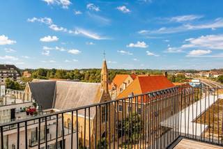 Welkom in residentie Dunas, een uniek nieuwbouwproject in Oostduinkerke-bad, op een steenworp van het strand en het levendige centrum. Deze kleinschalige residentie telt slechts vijf appartementen, telkens één per verdieping, met als absolute eyecatcher de duplex-penthouse op de vijfde en zesde verdieping.<br /><br />De penthouse biedt u uitzonderlijke woonvolumes, maximale lichtinval en panoramische terrassen, zuidgericht aan de leefruimte en zowel voor- als achteraan op de bovenverdieping. Dankzij de duplex-indeling geniet u van een natuurlijke scheiding tussen de leef- en slaapruimtes, wat het comfort en de privacy verhoogt.<br /><br />Indeling:
<ul>
	<li>Benedenverdieping: inkomhal | zonnige leefruimte met open volledig uitgeruste keuken en toegang tot het zuidgericht terras | berging met aansluitingen voor wasmachine en droogkast | masterbedroom met ensuite badkamer (inloopdouche, ligbad en dubbele lavabo) | terras aan de slaapkamer</li>
	<li>Bovenverdieping: overloop | 2 ruime slaapkamers | badkamer met inloopdouche en lavabo | afzonderlijk toilet | zonneterras vooraan van 18,3 m² en achteraan van 13,2 m²</li>
</ul>
<br />Hoogwaardige afwerking, warmtepomp, vloerverwarming en passieve koeling zorgen voor energiezuinig en duurzaam wooncomfort. bovendien is er de mogelijkheid tot aankoop van een privatieve berging en een parkeerplaats in het semi-automatische parkeersysteem.<br /><br />Wonen in residentie Dunas betekent rust, luxe en exclusiviteit op een toplocatie.
