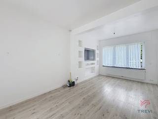 LAEKEN: Dicht bij winkels, openbaar vervoer en alle voorzieningen, prachtige woning met 4 slaapkamers van ±182 m². De indeling is als volgt: Begane grond: woonkamer van ±25 m², eetkamer met volledig uitgeruste keuken (oven, kookplaat, afzuigkap, magnetron, koelkast, vriezer en vaatwasser), toilet, terras van ±6 m² op het noordwesten met tuin van ±83 m²; Op de 1e verdieping: ouderslaapkamer van ±11 m² met kleedkamer en inbouwkasten, badkamer met douche en toilet, slaapkamer van ±9 m². Op de 2e verdieping: doucheruimte met toilet, 2 slaapkamers van ±11 m² en ±12 m²; In de kelder: inpandige garage met aangrenzende buitenparkeerplaats, kelderruimte met aansluiting voor wasmachine en waterontharder. Alle oppervlakten zijn bij benadering. Bedrijfshuurovereenkomst mogelijk. EPC: F, 56 kg/(m²/jaar). Direct beschikbaar.