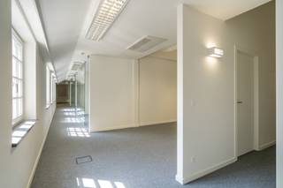 UNIEKE KANTOORRUIMTE (405m2) GELEGEN IN HET STATIGE 'OUD GASTHUIS' OP DE GROENE BOULEVARD TE HASSELT. TROEVEN- Top-locatie- Standingvol...