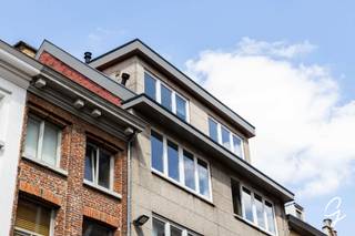 <p>TE KOOP – GENT<br /><br />Wees welkom op onze bezoekdag 06/09 – Contacteer Bruno voor een afspraak of meer informatie via 0495 12 20 64<br />Dit appartement ligt in het hart van Gent, in de rustige Abrahamstraat. Het stadsleven begint om de hoek: markten, terrassen, restaurants en cultuur op twee minuten te voet. De stille straat combineert het bruisende stadsleven met echte rust. Vanaf het terras kijkt u uit over het Prinsenhof en de kloostertuin van de Karmelieten.<br /><br />Het appartement bevindt zich op de vierde verdieping (lift aanwezig), onder het geïsoleerde dak. Via een ruime inkomhal met apart gastentoilet komt u in de riante leefruimte van 47 m². Door de indeling en de doorgangen kan eenvoudig een tweede slaapkamer worden voorzien. De afzonderlijke keuken is functioneel ingericht en biedt zicht op de historische gevels. De badkamer is recent gerenoveerd en voorzien van een inloopdouche. Er is een recente boiler en de elektrische installatie is conform. Het appartement beschikt over individuele centrale verwarming op aardgas.<br /><br />Dankzij de centrale ligging, het terras met uitzicht over het Prinsenhof, de rust op de bovenste verdieping en de flexibele indeling is dit een zeldzame kans voor wie in het centrum van Gent wil wonen zonder in te boeten op stilte en ruimte.<br /><br />Alle beschikbare documenten kunt u terugvinden op onze website.</p>