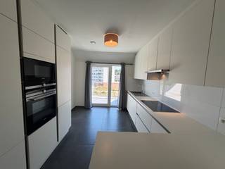 Genk, Bochtlaan 31 bus 31 - Prachtig duplexappartement met 2 slaapkamers, 2 badkamers, een overdekt terras, een balkon en 1 autostaanplaats.<br /><br />Bochtlaan 31 is direct gelegen aan de rand van het stadscentrum van Genk. <br />Dit verzorgde appartement biedt een bewoonbare oppervlakte van ca. 117 m² en is verdeeld over de derde en vierde verdieping. Dankzij de ruime indeling, de twee slaapkamers, twee badkamers en de terrassen is dit appartement ideaal voor wie comfortabel, centraal en rustig wil wonen.<br /><br />Derde verdieping
<ul>
<li>Inkomhal</li>
<li>Gastentoilet</li>
<li>Woonkamer met airco</li>
<li>Keuken met koelkast, diepvries, ingebouwde inductiekookplaat, elektrische oven, vaatwasmachine en microgolfoven van Siemens </li>
<li>Ruime wasplaats/berging</li>
</ul>
<br />Vierde verdieping
<ul>
<li>Bureauruimte (met parketvloer)</li>
<li>Berging / technische ruimte</li>
<li>Toilet</li>
<li>Slaapkamer 1 & dressing (met parketvloer en airco)</li>
<li>Badkamer 1 met ligbad, douche en badkamermeubel met 2 lavabo's</li>
<li>Slaapkamer 2 (met parketvloer)</li>
<li>Badkamer 2 met douche en badkamermeubel met 1 lavabo</li>
</ul>
<br />Extra troeven
<ul>
<li>Zuidgericht terras van ca. 10 m², grenzend aan de woonkamer</li>
<li>Klein terras aan de keuken van ca. 6 m²</li>
<li>Kelderberging</li>
<li>Autostaanplaats </li>
<li>Ventilatiesysteem</li>
<li>Airconditioning</li>
</ul>
Een ruim en verzorgd appartement op een absolute toplocatie in Genk, waar rustig wonen en comfort perfect samenkomen.<br /><br />Interesse in dit appartement? Neem dan snel contact op met Jurimex op 089/308.700 of via info@jurimex.be voor meer informatie of een bezichtiging.<br />