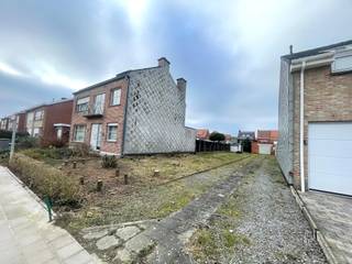 <p><strong>Dadizele - Statige woning te koop met loods 157m³ en uitweg in centrum Dadizele.</strong></p>

<p> </p>

<p>Deze woning bevat zeer veel potentieel. </p>

<p>2 slaapkamers met mogelijk tot het maken van meerdere slaapkamers.</p>

<p>Zolder verdieping met vaste trap. </p>

<p> </p>

<p><strong>Indeling - gelijkvloers</strong></p>

<p>Inkomhal, leefruimte, keuken, badkamer, bijgebouwen, tuin, garage</p>

<p> </p>

<p><strong>1ste verdiep</strong></p>

<p>2 slaapkamers </p>

<p> </p>

<p>Zeer ruime zolder met vaste trap mogelijkheid tot nog 2 extra kamers. </p>

<p> </p>
<strong>Troeven:</strong>

<ul><li>loods van 157m²</li><li>Ligging </li><li>Garage</li><li>Uitweg vooraan en achteraan </li><li>Zeer veel potentieel </li><li>Mogelijkheid tot extra kamers</li><li>bouwgrond 362m²</li></ul>

<p> </p>

<p>Renovatieplicht</p>