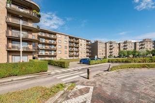 <strong>Ruim en lichtrijk appartement (ca. 145 m²) met uitzicht op de stadsvesten van Lier</strong><br />Op de derde verdieping van dit verzorgd gebouw vind je dit ruime en lichtrijke appartement van ca. 145 m², met een prachtig zicht op de groene stadsvesten van Lier.<br />Dankzij de centrale ligging combineer je hier rust en privacy met de nabijheid van het bruisende stadscentrum en alle voorzieningen.<br /><br /><strong>Indeling:</strong><br />Inkomhal, praktische berging, ruime living, aparte keuken, badkamer, gastentoilet, 2 comfortabele slaapkamers en een gezellig, overdekt terras waar je volop kan genieten van het uitzicht.<br />Het gebouw beschikt over een lift, wat extra comfort biedt.<br /><br /><strong>Extra troef:</strong><br />Ondergrondse autostaanplaats (bij aan te kopen aan 25 000 euro).<br /><br /><strong>Ontdek het appartement alvast online!</strong><br />Via de interactieve grondplannen met foto's krijg je een helder beeld van de indeling en het potentieel van dit appartement.<br />Surf naar www.wijns.be en klik door naar de detailpagina van dit pand.<br /><br /><strong>Interesse?</strong><br />Zie jij jezelf hier al wonen? Mis deze kans niet en plan vandaag nog een bezoek!<br /><br />📞 <strong>Bel</strong> 0473/33 33 33<br />📧 <strong>Mail </strong>naar philip@wijns.be