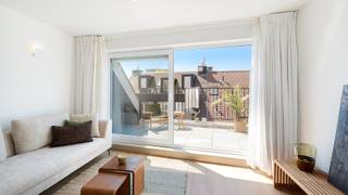 Zeer mooi duplex-appartement met een groot zonneterras, rustig gelegen in het centrum van Heist. Een uiterst centrale locatie vlakbij alle voorzieningen (bakker, slager, apotheker, …). Ook het strand ligt op enkele minuten wandelen. Energieklasse B!<br /><br />Indeling: Verdieping 4: inkom met een apart toilet, een zeer grote en volledig ingerichte keuken met veel licht en een mooie woonkamer met toegang tot het ruim zonneterras. <br />Verdieping 5: twee slaapkamers en een ruime badkamer met een inloopdouche en extra toilet.<br /><br />Huurprijs per maand: € 1.190 huur + € 60 syndicuskosten.<br />Onmiddellijk beschikbaar. <br /><br />Bezoek gewenst? <br />Contacteer Willem Cauwels op tel. 050/89.27.70.