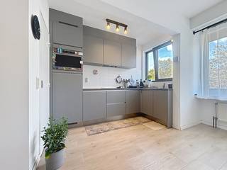 Centraal gelegen<strong> 2 slaapkamer appartement met terras</strong> en <strong>parkeerplaats</strong> nabij de Nationale Bank en de Vogelenmarkt. Het appartement werd in (2019) volledig gerenoveerd. <br /><br /><br /><strong>Indeling: </strong><br />Inkomhal met vestiaireruimte; woonkamer op parkettegel; keuken met bijkeuken; 2 ruime slaapkamers waarvan de grote met een terras; badkamer met mooie inloopdouche. <br />Ondergrondse kelder en parkeerplaats inclusief. <br /><br /><br /><br /><strong>Bijzonderheden:</strong>
<ul>
<li>EPC 133kwh/m - Label B.</li>
<li>Gemeenschappelijke fietsenberging.</li>
<li>CV op gas (recent vernieuwde ketel). Aansluitingen WM & DK. </li>
<li>Aanwezige verlichting inclusief.</li>
<li>Alg. onkosten: € 120,-/mnd. Provisie privatief waterverbruik € 30,-/mnd. </li>
<li>Beschikbaar op 1/1/2027.</li>
</ul>